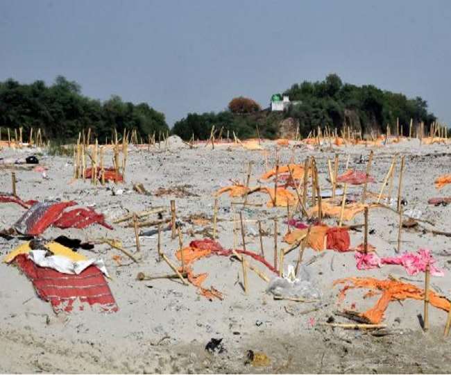 गंगा की रेती में दफन शवों की तस्‍वीर दैनिक जागरण के फोटो जर्नलिस्‍ट मुकेश ने 18 मार्च 2018 में ली