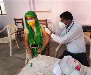 इंदिरा नगर ऋषिकेश निवासी 30 वर्षीय पूजा को वैक्सीन लगाते नर्सिंग ऑफिसर राहुल सक्सेना।