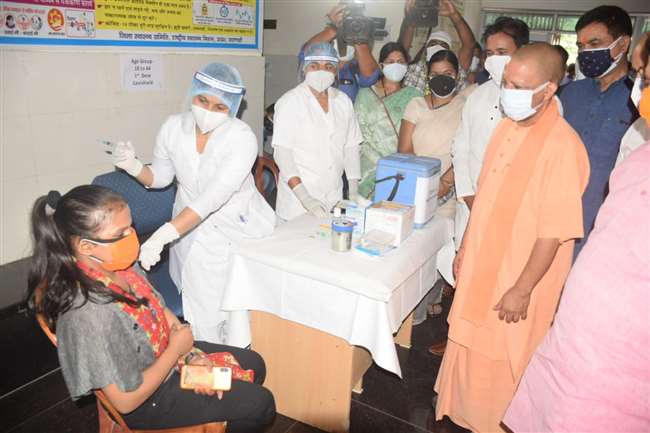 मुख्यमंत्री योगी आदित्यनाथ ने मंगलवार की सुबह वाराणसी में टीकाकरण का जायजा लिया।