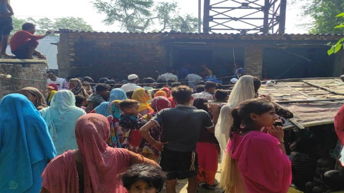 जदयू नेता की पत्नी की हत्या: मौका-ए-वारदात पर लगी लोगों की भीड़