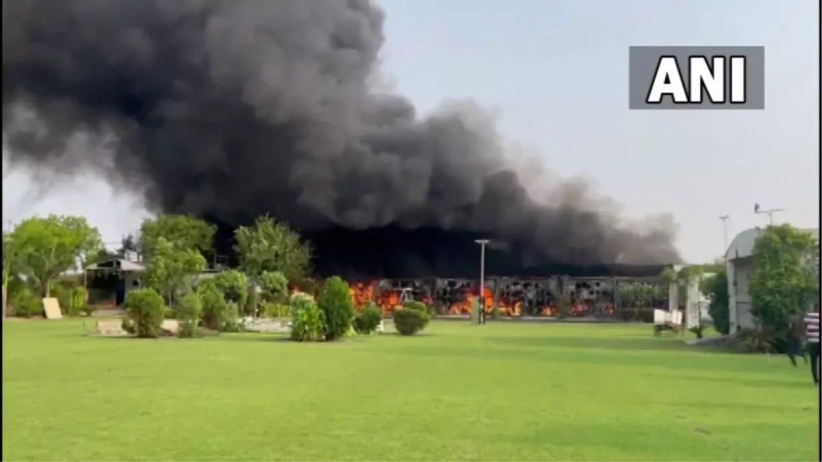 Delhi Fire News: दिल्ली के अलीपुर इलाके में प्रिंटिंग प्रेस के गोदाम में लगी आग, दमकल की 9 गाड़ियां ने बुझाई आग