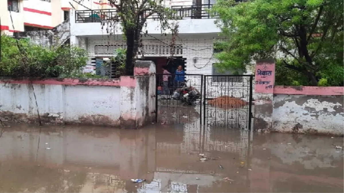 UP Weather Update: हमीरपुर में गिरे ओले, बुंदेलखंड में आंधी और बारिश से राहत, बूंदाबांदी के बीच नौतपा शुरू