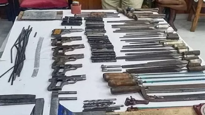 मुंगेर में बरामद अर्धनिर्मित हथियार और हथियार बनाने का उपकरण-फाइल फोटो