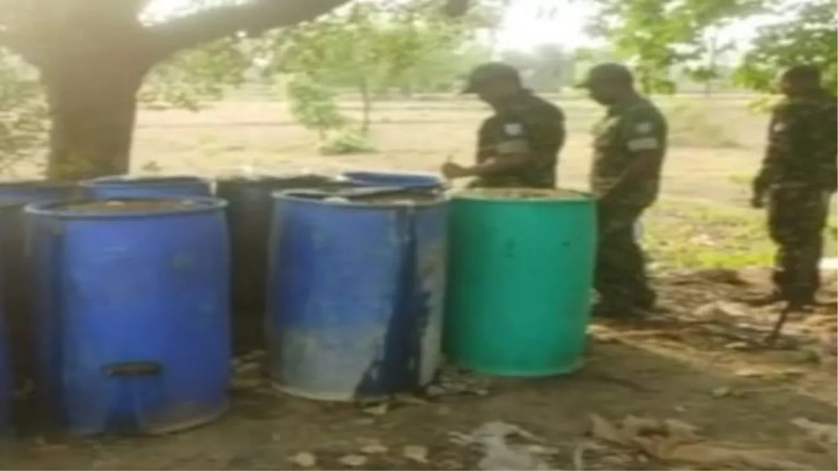 Liquor Smuggling: बिहार भेजने के लिए तैयार देसी शराब की खेप पलामू में बरामद, उत्पाद विभाग ने किया नष्ट