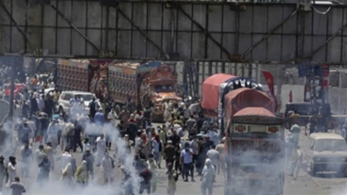 लाहौर में इमरान समर्थकों को रोकने में जुटी पुलिस। (AP Photo)