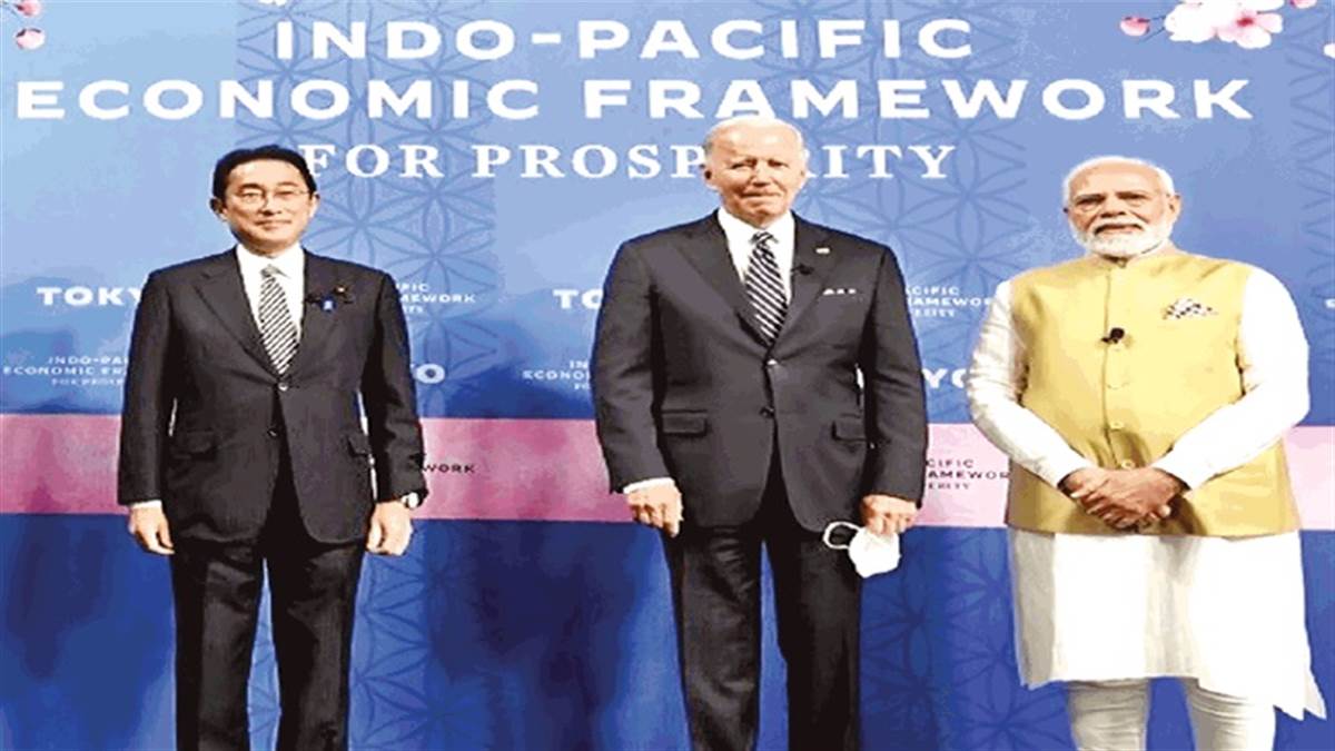 टोक्यो में इंडो-पैसिफिक इकोनमिक फ्रेमवर्क अभियान के मौके पर जापान के प्रधानमंत्री फुमियो अमेरिकी राष्ट्रपति बाइडन और प्रधानमंत्री मोदी।