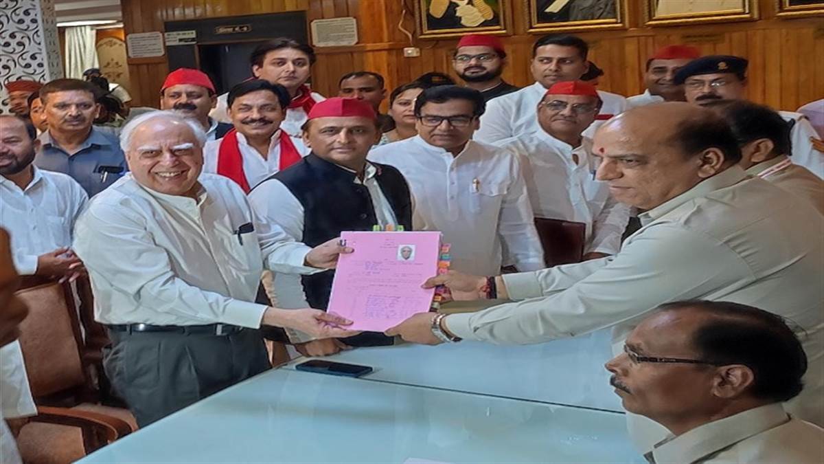 RajyaSabha Election 2022 विधान भवन में राज्यसभा सदस्य पद के लिए नामांकन करते कपिल सिब्बल साथ में अखिलेश व रामगोपाल