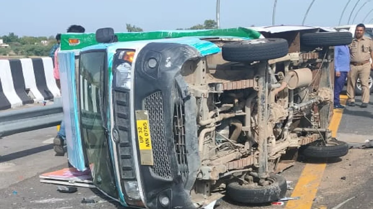 UP Accident: इटावा में Agra Lucknow Expressway पर दिल्ली पुलिस की कार पलटी, दो दारोगा सहित पांच घायल