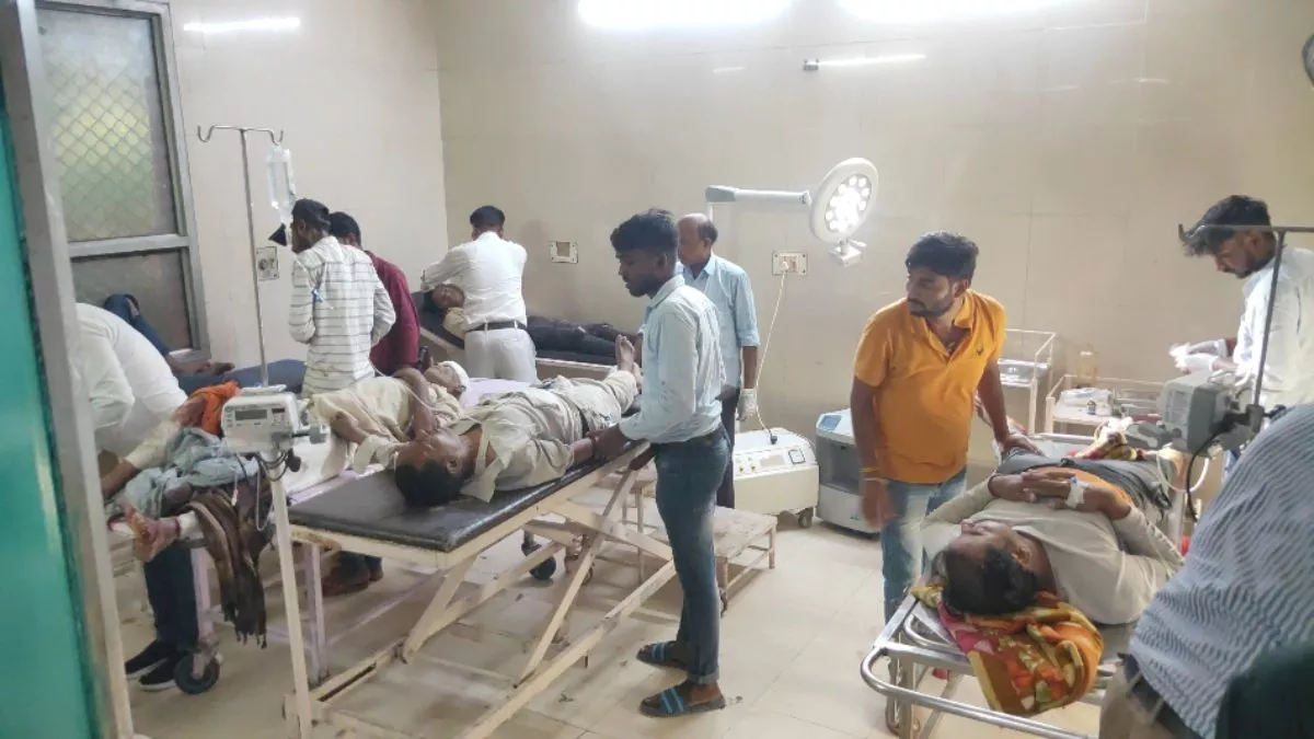Gorakhpur Accident: अंतिम संस्कार से लौट रही पिकअप अनियंत्रित होकर खंभे से टकराई, तीन की मौत; आठ लोग गंभीर