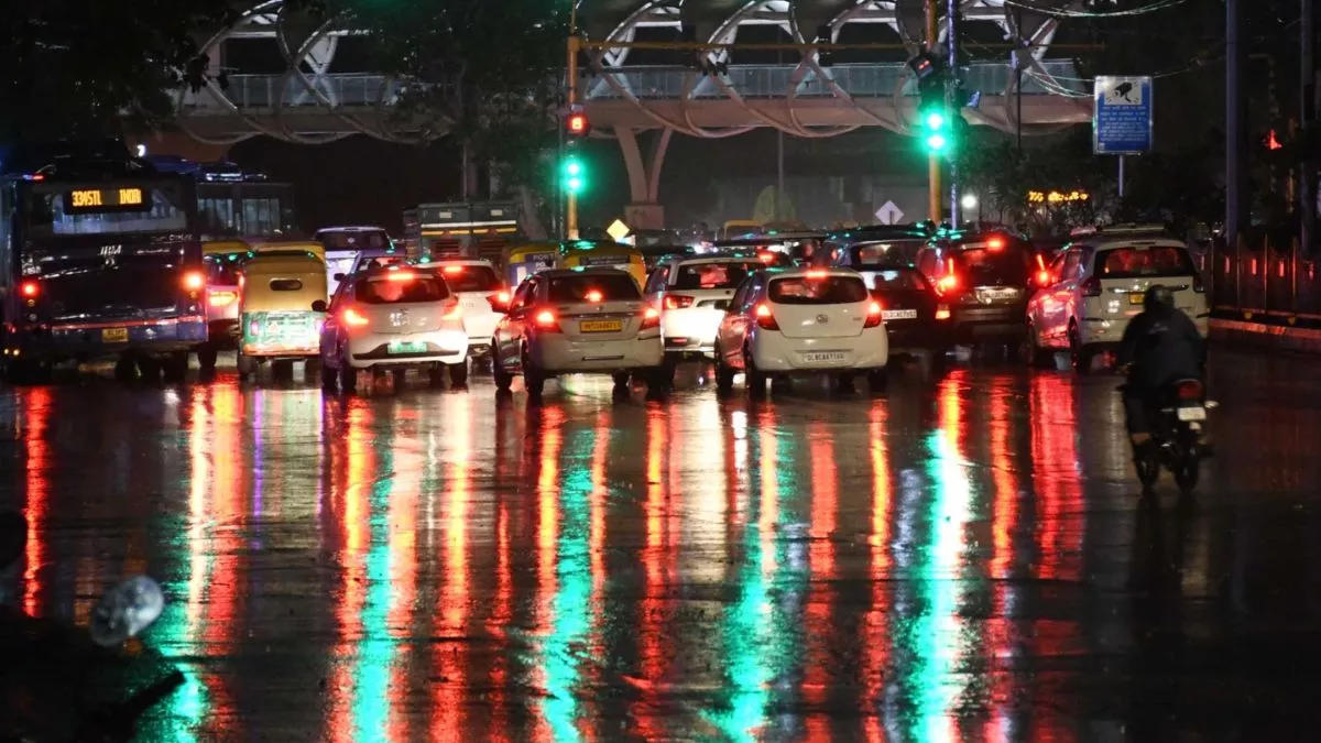 Rain Update: दिल्ली-NCR में तेज हवाओं के साथ झमाझम बारिश, तापमान में गिरावट; गर्मी से मिली राहत