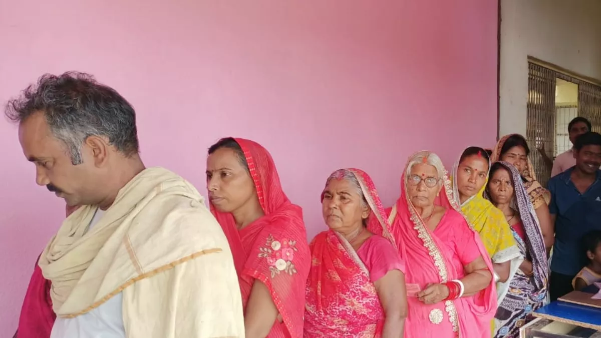 Bihar Panchayat By Election: पंचायत उपचुनाव की वोटिंग जारी, बखरी पंचायत की एक बूथ पर मतदान का बहिष्कार