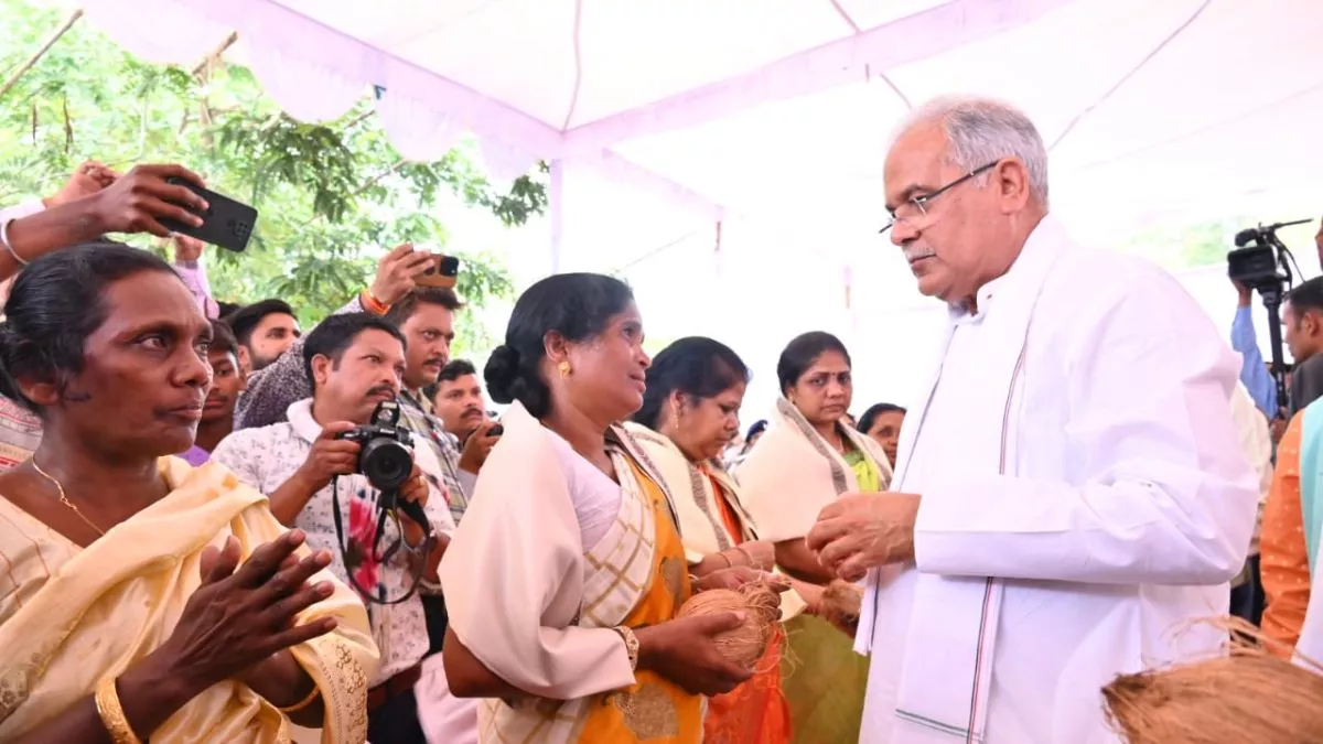 Chhattisgarh: मुख्यमंत्री भूपेश बघेल ने झीरम घाटी के बलिदानियों को दी श्रद्धांजलि, परिजनों से भी की मुलाकात