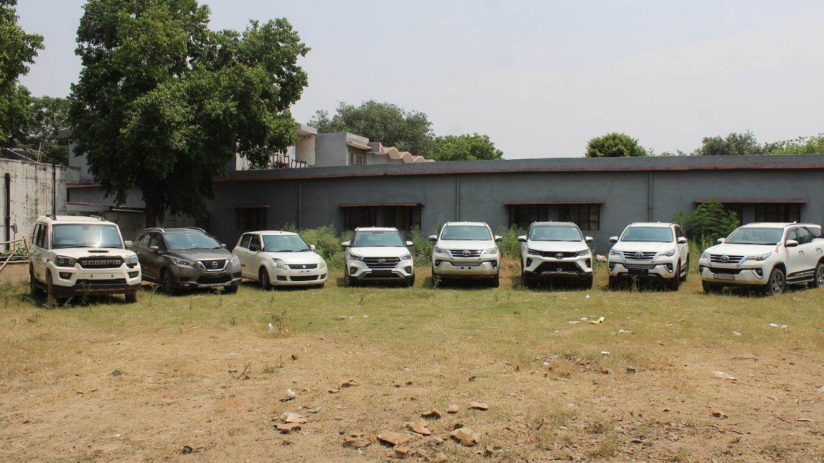 Ghaziabad फर्जी नंबर लगा OLX पर बेचते थे चोरी की लग्जरी कारें, चार