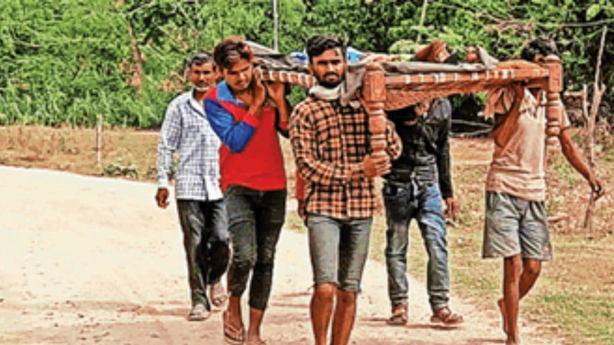 नेपाल के रोगियों को भारतीय अस्पतालों का सहारा, चारपाई पर लादकर नोमेंस पार कराने को मजबूर हैं लोग