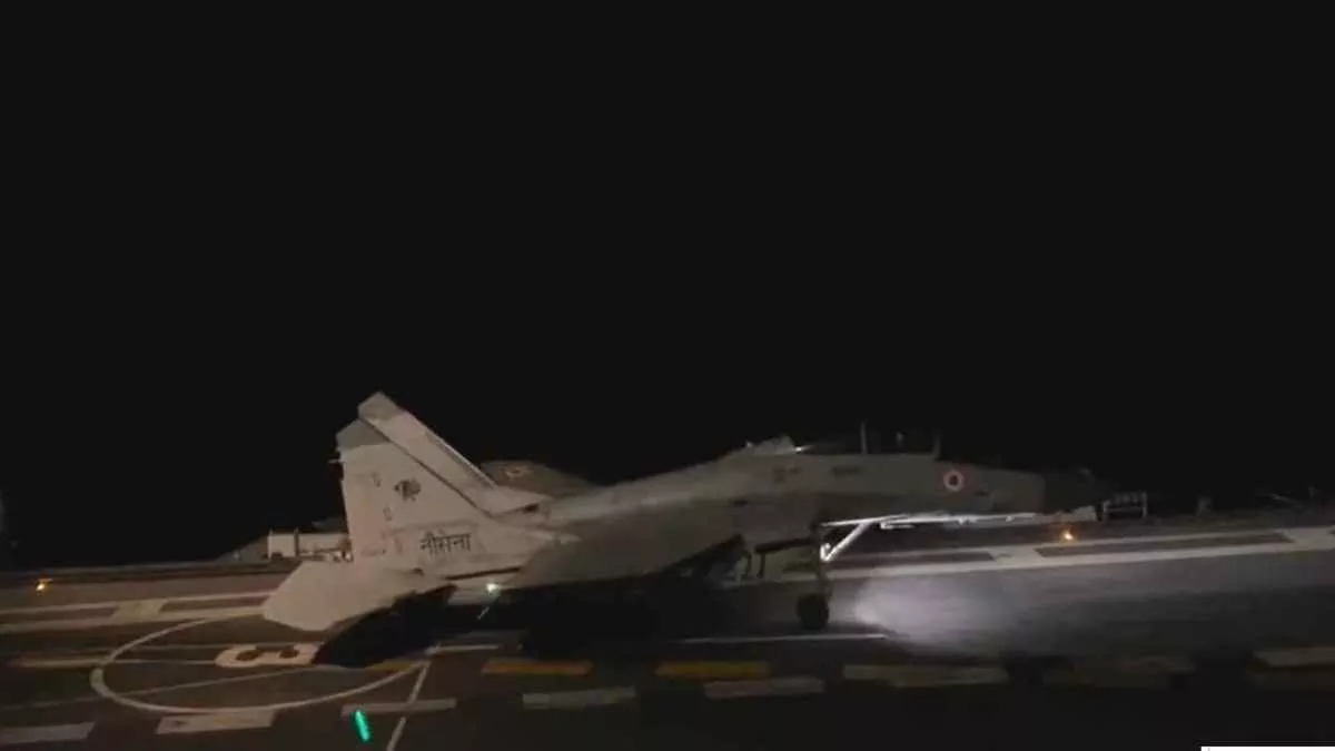 VIDEO: INS व‍िक्रांत पर MiG-29K लड़ाकू विमान की पहली नाइट लैंड‍िंग, 'आत्मनिर्भर भारत' की दिशा में एक और कदम