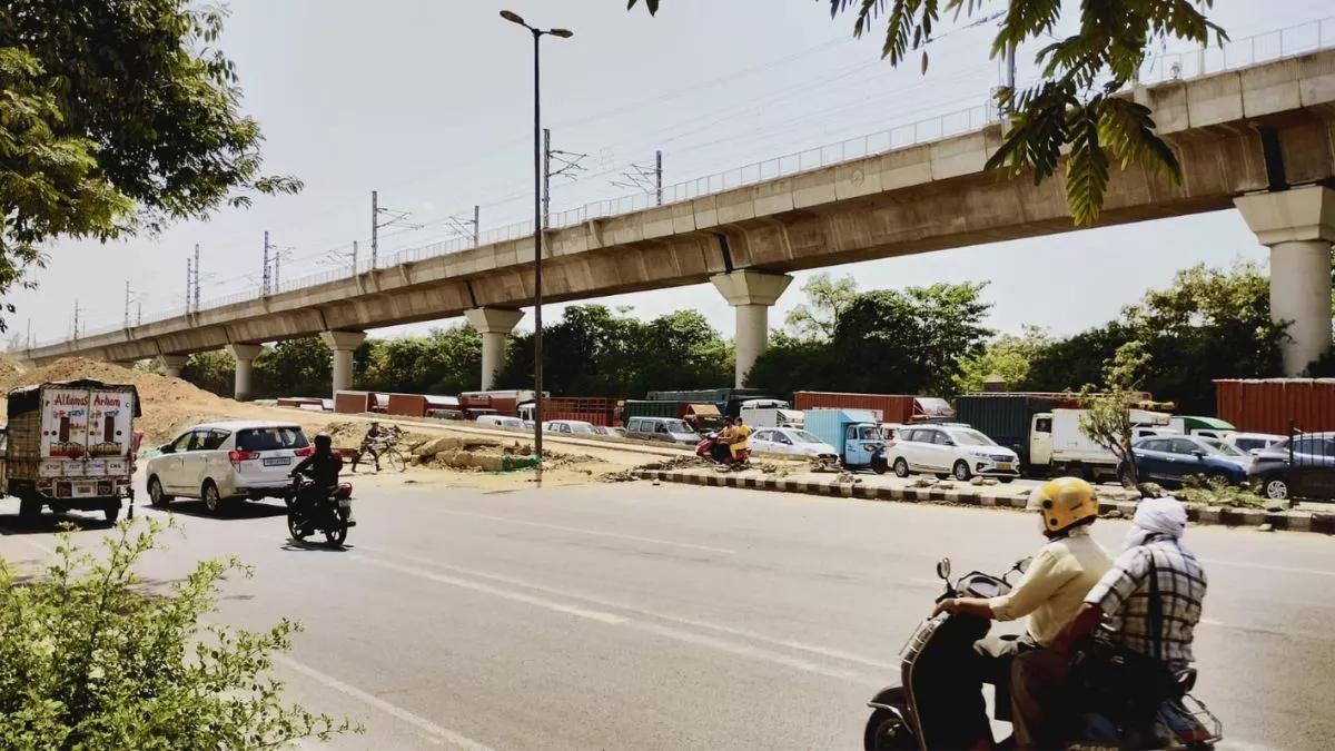 Delhi: फ्लाईओवर निर्माण के चलते रिंग रोड पर जाम की समस्या से लोग त्रस्त, दिसंबर तक काम पूरा करने का लक्ष्य