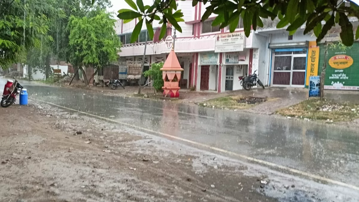 Rain In UP: मौसम ने ली करवट, बहराइच और सुलतानपुर में झमाझम बार‍िश से मौसम खुशनुमा, आंधी में कई जगह ग‍िरे पेड़