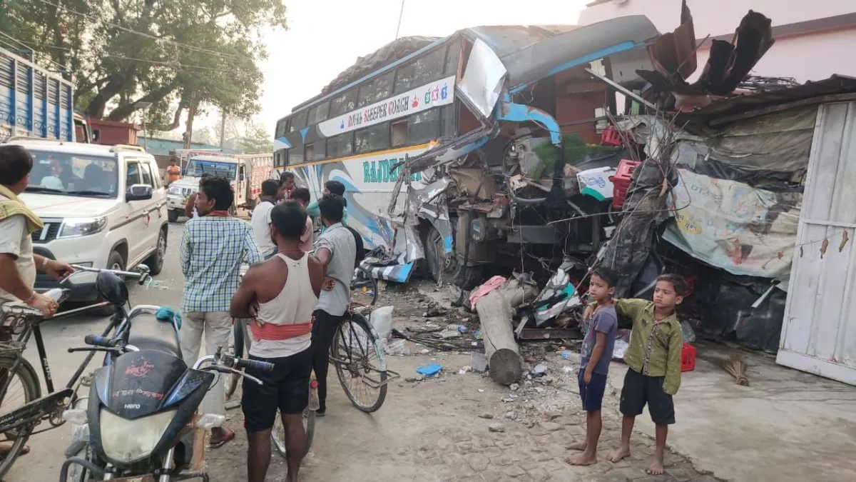 Samastipur Accident: चारधाम यात्रा पर निकली टूरिस्ट बस अनियंत्रित होकर मकान में घुसी, चालक समेत तीन घायल
