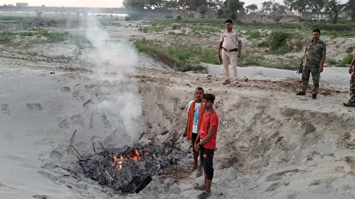 Bihar: जलती चिता से पुलिस ने निकाले विवाहिता के शव के अवशेष, अंतिम संस्कार के बाद सास-ससुर फरार; हत्या का आरोप