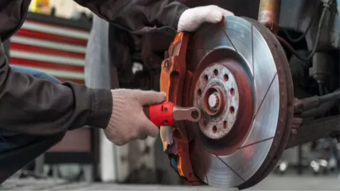 Car के Brake Pads को घर पर बदलने के लिए ये स्टेप्स फॉलो करें।
