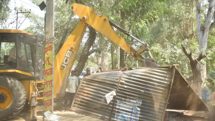 कोतवाली से इज्जतनगर तक हटाए अतिक्रमण, सामान के लिए भटकते रहे कब्जेदार