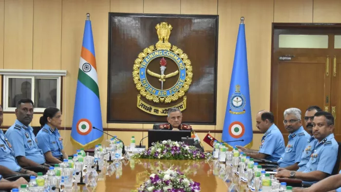 CDS अनिल चौहान ने बेंगलुरु में IAF मुख्यालय में प्रशिक्षण कमान का किया दौरा। फोटो- X@tracomiaf