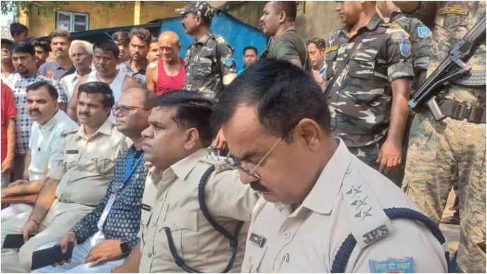 वोट बहिष्कार की सूचना के बाद समस्या सुनते डीएसपी , डीएसपी विधि व्यवस्था, बीडीओ और अन्य अधिकारी