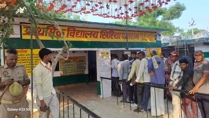 Lok Sabha Election 2024: खिरिया पमारान बूथ पर पोलिंग पुर्नमतदान के लिए लगी कतार।