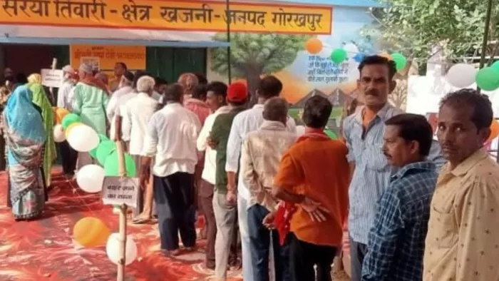 खजनी क्षेत्र के सरया तिवारी पोलिंग बूथ पर मतदाताओं की लगी लंबी कतार।