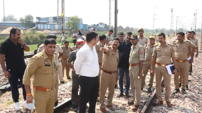 Mathura News: आत्महत्या के बाद मौके पर पहुंचे पुलिस अधिकारी।