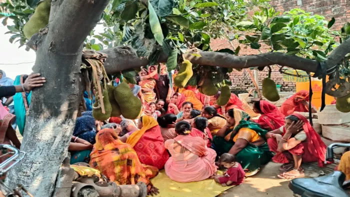 युवक की मौत के बाद रोते-बिलखते स्वजन