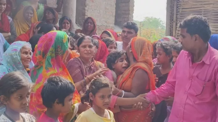 सड़क हादसे में मौत के बाद रोते-बिलखते परिजन। (जागरण)