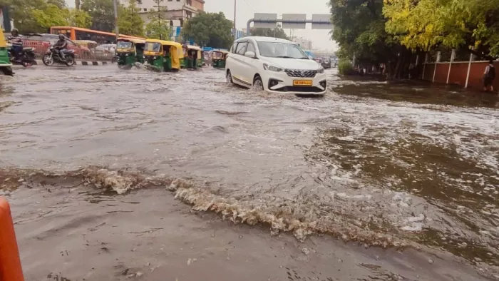 सड़क पर भारी जलभराव के बीच गुजरते वाहन। ( सौजन्य- जागरण)