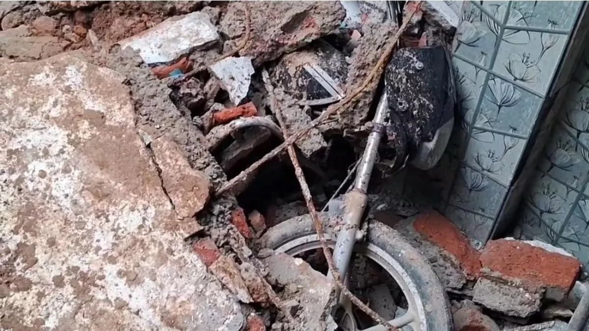 फरीदकोट मे बारिश से मकान की छत गिरी, बाइक और सामान क्षतिग्रस्त; बाल-बाल बचा परिवार