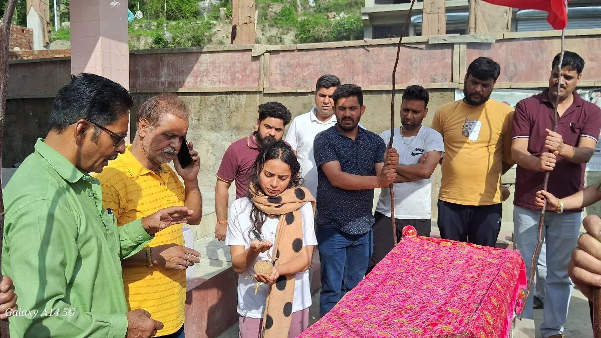 बेटियों ने मां की अर्थी को कांधा देकर पूरी की अंतिम संस्कार की रस्में, रोते बिलखते बेसुध हो गए परिजन