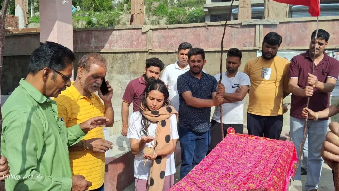 मृतिका सुधा के अंतिम संस्कार की रस्मों को पूरा करती बेटी प्रिंसी