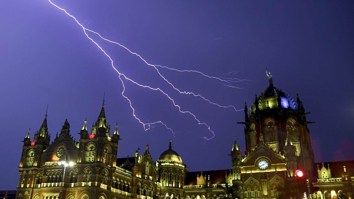 https://www.jagranimages.com/images/newimg/25052025/25_05_2025-monsoon_in_mumbai_23946894.jpg