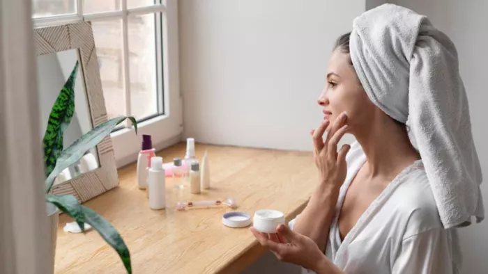 त्वचा को ग्लोइंग और हेल्दी रखेंगे 5 Morning Skincare Tips (Image Source: Freepik)
