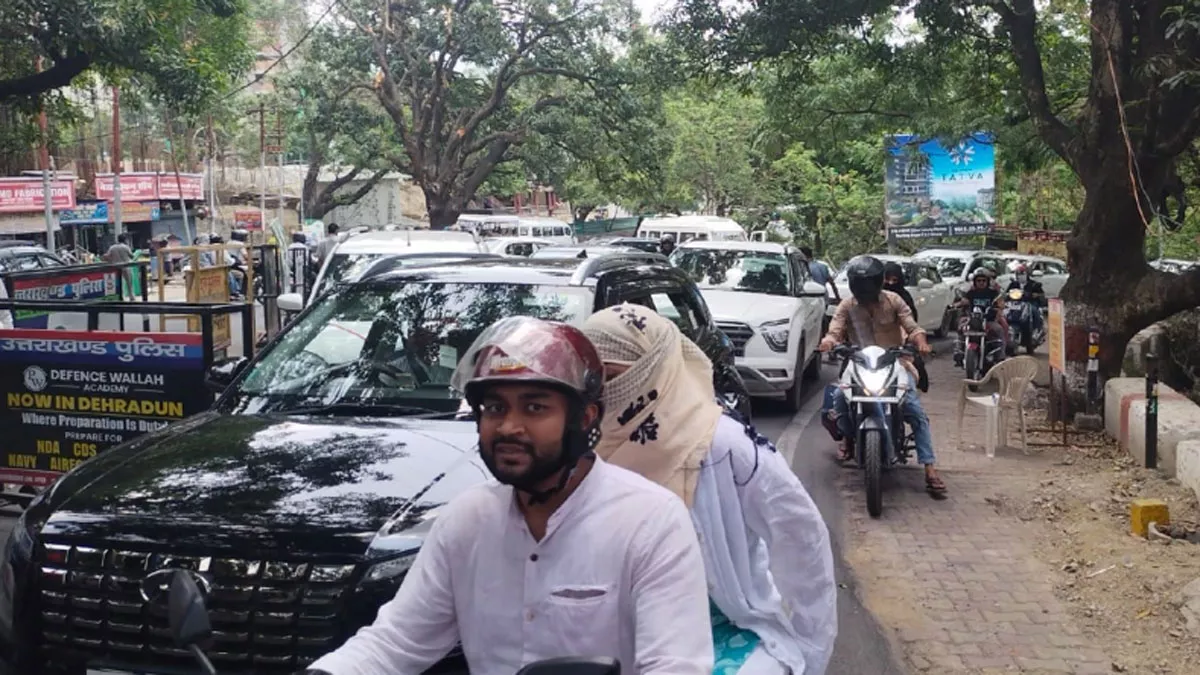 मसूरी जा रहे पर्यटकों को कुठाल गेट पर रोका, सैलानियों और व्यवसायियों में आक्रोश