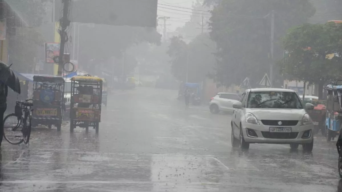 Weather Update: मैनपुरी में तेज आंधी और बारिश से लुढ़का तापमान, राहतभरा रहा नौतपा का पहला दिन