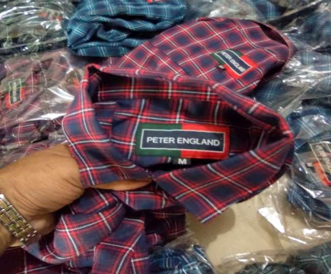 मेरठ लाखों की नकली पीटर इंग्लैंड शर्ट के साथ फैक्ट्री मालिक गिरफ्तार