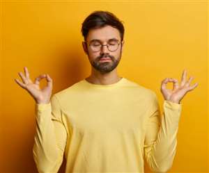 आंखें बंद कर हाथों को ज्ञान मुद्रा में किया पुरुष