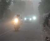 तेज हवा चलने से शाम को गाड़ियों को अपनी हेडलाइट जलानी पड़ी।