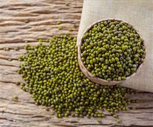 किचन में बाउल में रखी हुई मूंग दाल