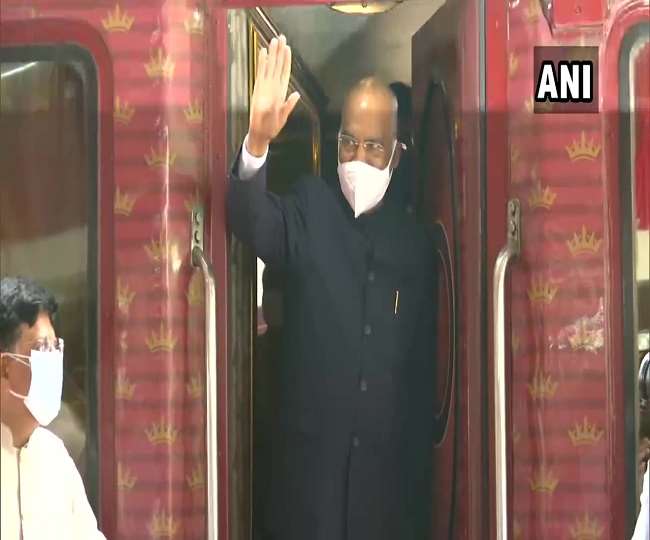 दिल्ली के सफदरगंज रेलवे स्टेशन से कानपुर के रवाना होते राष्ट्रपति राम नाथ कोविन्द।