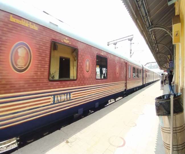 खुर्जा से होकर गुजरी प्रेसीडेंटियल ट्रेन की तस्वीरें।