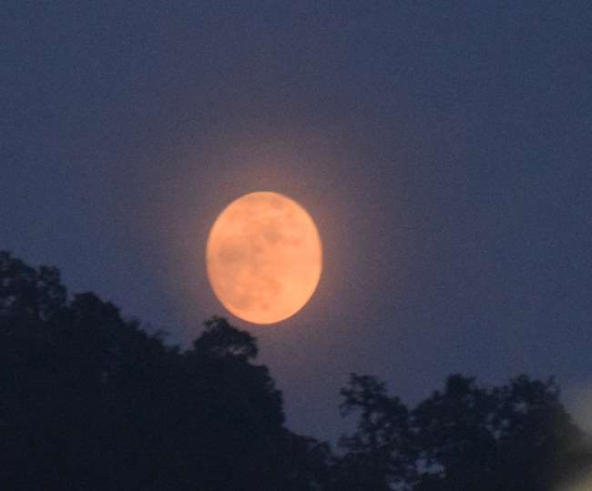 आसमान में खूबसूरती बिखेरता नजर आया Strawberry Moon, हर पूर्णिमा के चांद