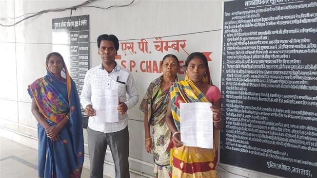 धरना पर बैठे दलित परिवार के सदस्यों ने एसपी को सौंपा मांग पत्र