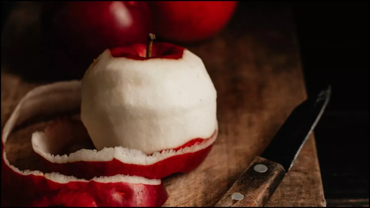 सेब को छीलकर खाना चाहिए या बिना छीले? जानें क्या है सही तरीका