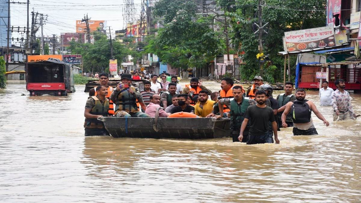 असम में बाढ़ के कारण गंभीर स्थिति राहत कार्य जारी (सोर्स- पीटीआई)
